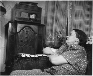 1263px-A_mother_and_grandmother_listening_to_News_Broadcasts_and_Bing_Crosby__-_NARA_-_196484